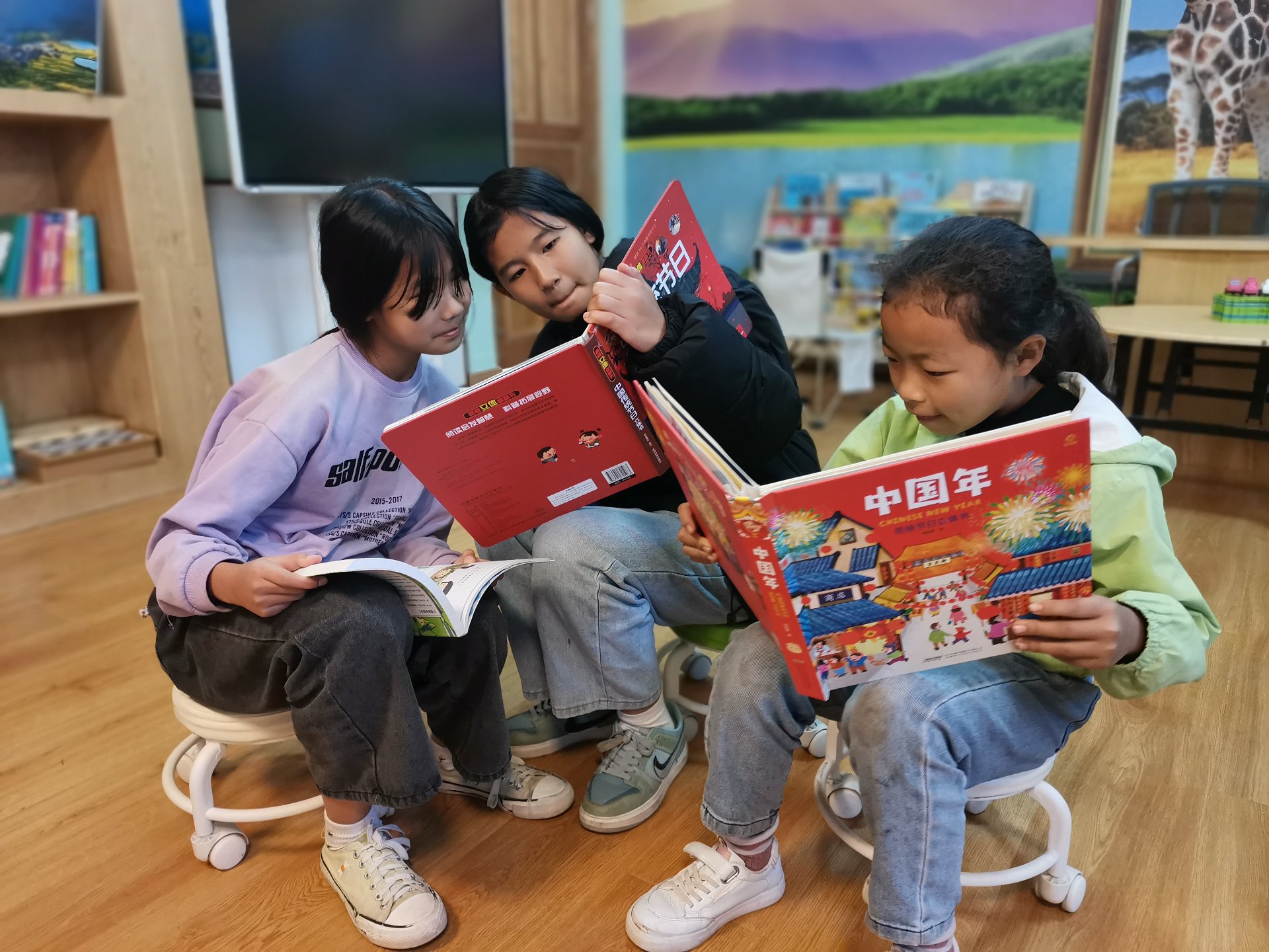 孩子们在童书馆一起阅读
